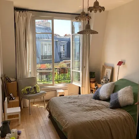 Un Loft Avec Verriere Sous Les Toits *