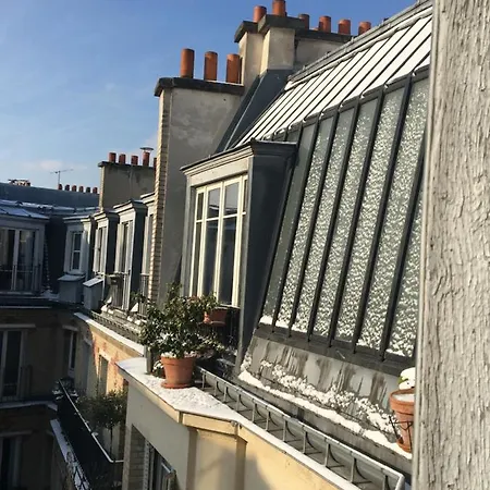 Un Loft Avec Verriere Sous Les Toits *